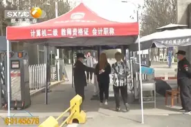 西安一高校保安校门口干这事成“网红”，学生：很有安全感图片
