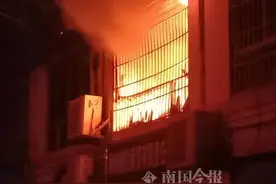 柳州一市场门面凌晨失火，火焰从窗户窜出，不时传出“砰砰”响图片