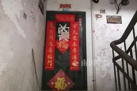 谁干的！？柳州一小区住户家门被丢粪便，还被喷上“奠”字图片