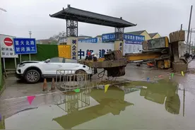 咋回事？杭州一工地门口“挖机哥哥”侧翻，边上的“轿车弟弟”受重伤图片