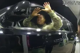 美国警察又涉嫌种族歧视和暴力执法！这次的受害者是少数族裔军官图片