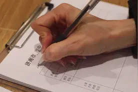 济南金牌婚姻调解员：两年“劝和”2500多对夫妻，离婚冷静期让大家更愿意“听劝”了视频封面