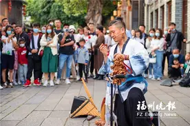 福州街头“人气王”！一曲玩转十种南美乐器图片