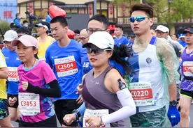 马拉松——2021徐州马拉松赛鸣枪开赛图片
