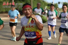 背椰子跑、穿裙子跑、带娃跑……海口马拉松，这位大爷最火图片