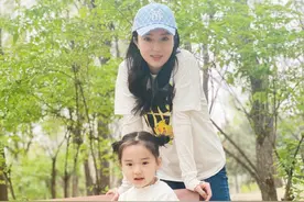 董璇与女儿出游 穿亲子装休闲又不失时尚图片