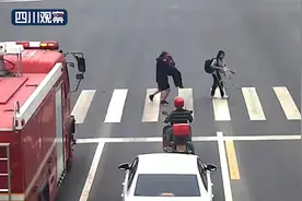 达州消防员化身马路英雄“公主抱”老人过马路图片