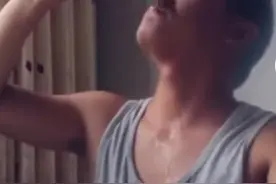 “喝播”拎起白酒就往嘴里灌，一口气喝完6.9升奶茶，中纪委已表态，央媒刚刚也发声了：对问题“喝播”必须当头棒喝”图片