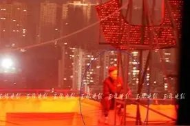 不复合，就跳楼！广西一男子深夜爬上29楼天台，还带着刀图片