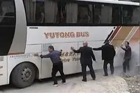 河南旅游大巴困在山路弯道，利川数十村民赶来拔河式施救图片