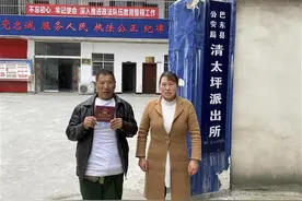 老汉出走半生回乡寻亲，小饭馆里巧遇没见过面的亲妹妹图片
