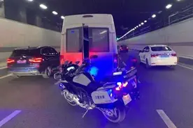 汽车晚高峰在东湖隧道抛锚，一个独自推车的身影感动过往驾驶员图片