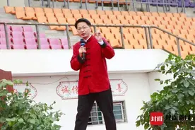 跳霹雳舞的四川犍为教育局长还把古典诗词唱成“rap”曾培养出7名清华北大生图片