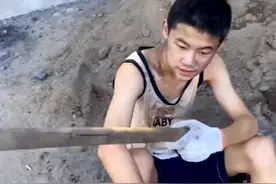 15岁儿子被父亲带到杭州工地搬砖！干了四天时间，孩子一句感慨火爆全网图片