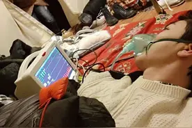 王俊凯遭遇高反躺地吸氧 调皮称：遇到事情不要慌，先掏出手机自拍一张图片