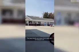 美国一名女子被拍到开儿童电动玩具车去商店购物图片