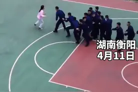 女孩和蓝朋友玩起“老鹰抓小鸡”，网友：抓到可以做男朋友吗？图片