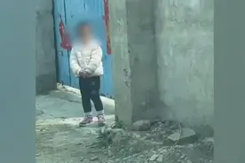 爸爸出差路过老家看女儿，离开时孩子默默站门口，画面令人哽咽视频封面