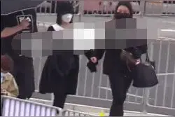 谢娜挺大肚与张杰一同现身 二胎妈妈衣着宽松孕味十足图片