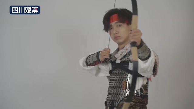 diy铠甲勇士服装（最靓的仔大学生用2000多块铁片自制古代铠甲）