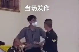 泰国征兵现场堪比彩票开奖：有人跳舞劈叉，有人当场晕倒……图片