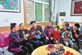 “3毛钱故事”结局大团圆“河南大哥”与“北京男孩”52年后再相见图片