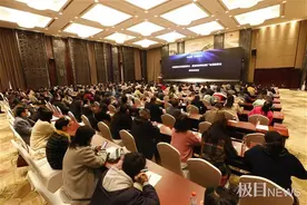 武汉举办全民阅读推广人大会，向市民推荐50本经典图书图片