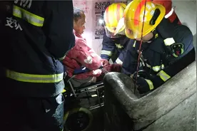 耒阳一居民楼起火多人被困，瘫痪老人被消防员用担架抬下楼图片