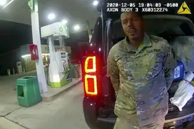 揍黑人军官的涉事警员已被解雇，称“为了不让他丢饭碗”才放他走图片