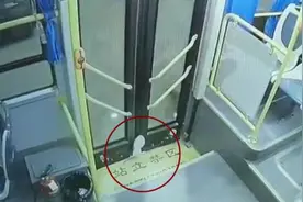 女孩下公交车被夹遭拖行20多秒，涉事司机被停职视频封面