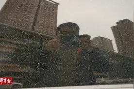 车主西安高架桥下遇到糟心事 车辆被密密麻麻淋了一身……图片