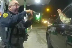 美国现役黑人军官遭警方暴力执法引发全美关注，州长紧急表态图片