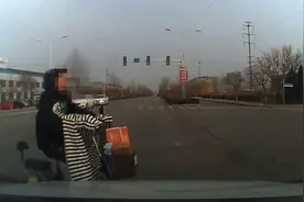 35秒｜警示案例！女高中生冲抢黄灯被撞飞受伤，承担事故主要责任图片