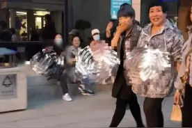 郭德纲妻子现身德云社大典 喜气盈盈平易近人图片