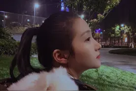 关晓彤分享与萌宠小胖儿的合照，超级可爱图片