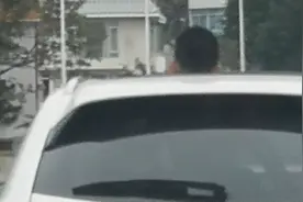 珠海小车过吉大水库急弯，车顶惊现一个脑袋！路人立即举报图片