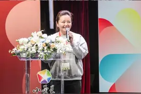 同唱“让爱看得见”，豆豆姐姐说，不要做刷手机神游的妈妈图片