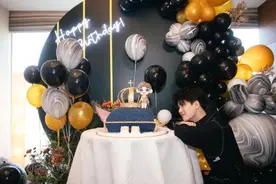 他终于在32岁生日这天，发了首张个人专辑图片