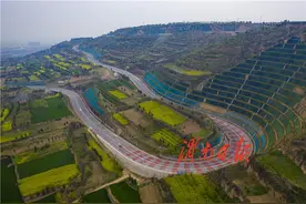 南塬公路助力乡村振兴图片