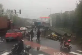 苏州一重型半挂牵引车撞击护栏，所载桥梁预制件倾覆视频封面