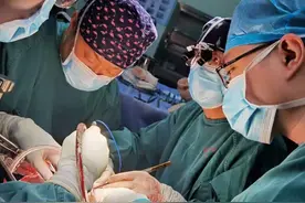 重医三院·人文三心 | 男子腹中“怀”26斤恶性脂肪肉瘤！重医大附三院MDT协作，24小时手术完美摘除创奇迹图片