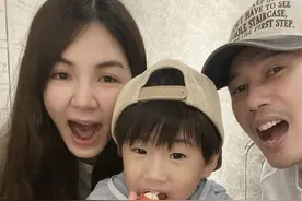 ELLA晒全家福为儿子庆生 4岁劲宝嘟嘴吹蜡烛呆萌可爱图片