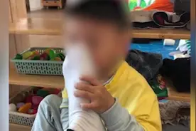 官方回应红黄蓝幼儿教师猥亵男童：涉事教师已停职，事件正在调查视频封面