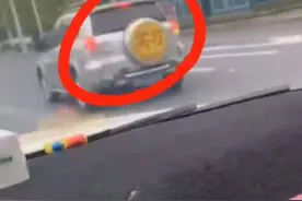 只要标志足够大，奔驰宝马都害怕！常德一小车贴超大实习标志，网友：我值得拥有图片