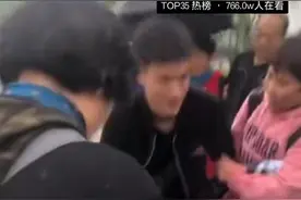 现场抢女婿？杭州一小伙跳入西湖救人后被大妈围住要微信，小伙回应：已谢绝图片