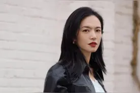 姚晨教你早春街拍穿搭，黑皮衣搭蕾丝半身裙时髦又霸气图片