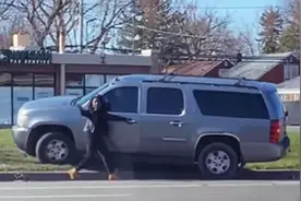 美国女子疑似挂倒挡后下车，发现车辆原地转圈，急忙追着跑图片