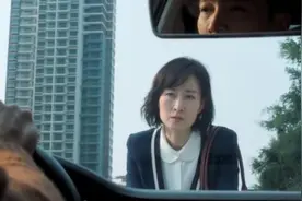 白色月光：张鑫看到张一送笑笑上学唇角上扬，杨雁气愤挡在车前视频封面
