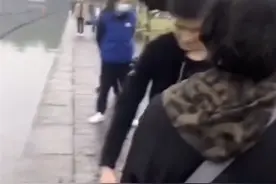 现场抢女婿？小伙跳入西湖救人后被大妈围住要微信图片