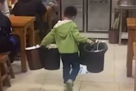 男童提4个垃圾桶帮自家餐馆干活，爸爸：我都惊呆了，平时就懂事视频封面